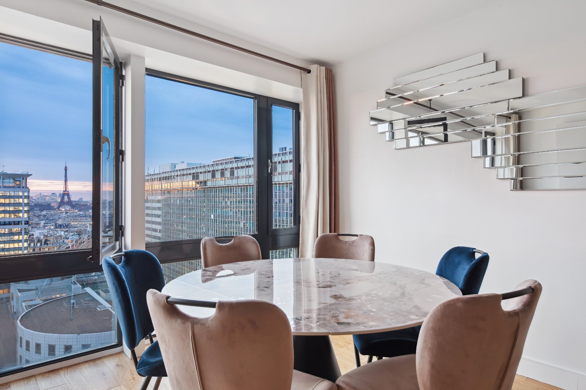 Appartement premium Paris vue Tour Eiffel salle à manger